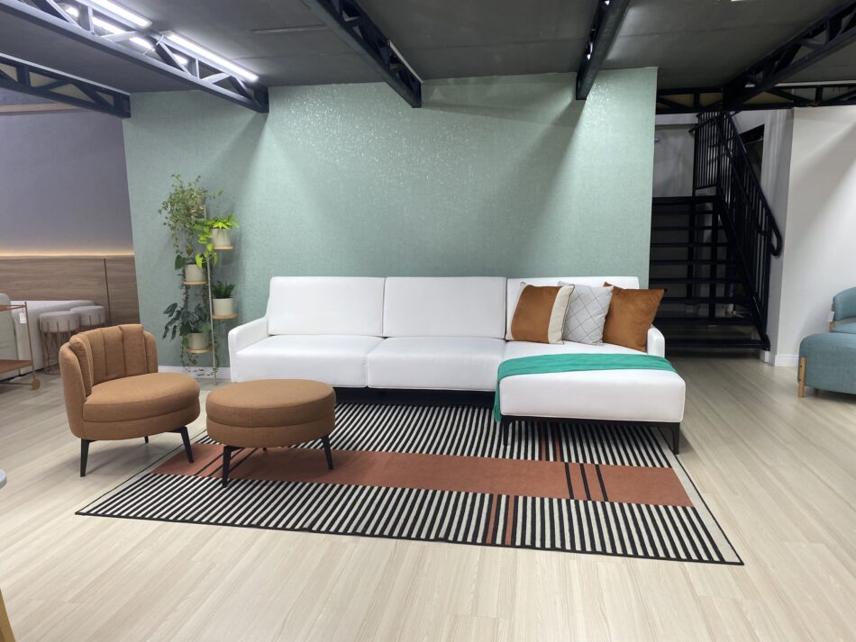 Por que escolher um sofá com chaise para a sua sala de estar