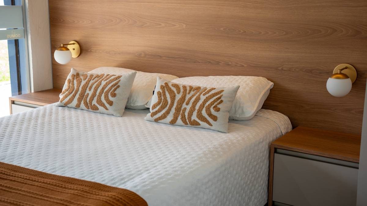 Quarto planejado Art Domus com painel de madeira e iluminação embutida