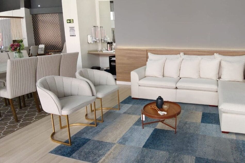 Poltrona para sala de estar: 03 dicas de como combinar com a decoração do ambiente!